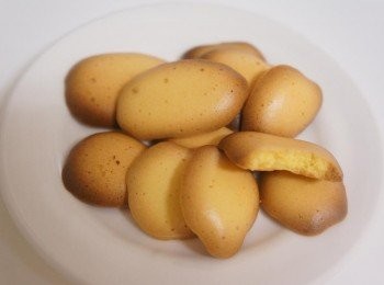 step3: 放入預熱到180度c的烤箱中，烘烤8分鐘或表面金黃色後取出,蛋酥放在鐵網上放涼即可