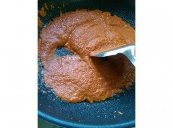 step2: 醬料攪拌好之後，鍋子裡倒進大概50cc的油，大概是三大匙這樣，醬料倒進去中火拌炒，要注意燒焦，不斷的炒出香味，喜歡醬汁比較濃稠的可以炒到乾出油