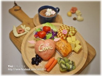 step7: 專家說早上吃水果對人身最好了，搭配季節時蔬就是一份營養與視覺兼具的早餐盤嘍~