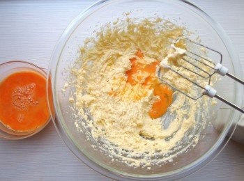 step5: 蛋液一點一點慢慢加入,這期間不斷的持續攪拌。