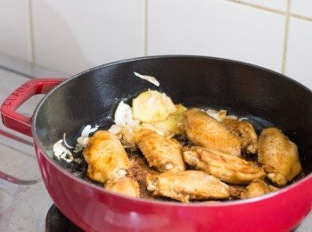 step6: 配料撥到一邊，<a href="https://bit.ly/3zHU5V3" target="_blank" data-keyword="雞中翼" class="guide-link"><strong>雞中翼</strong></a> <span style="display:inline-block;vertical-align:middle;margin-top:-3px;color:initial;border-radius:3px;padding:2px 3px;font-size:12px;line-height:14px;background:#87d300;color:#fff;">即買</span> 搖去多餘醃料後下鍋煎至兩面金黃色（不用煮至熟透）