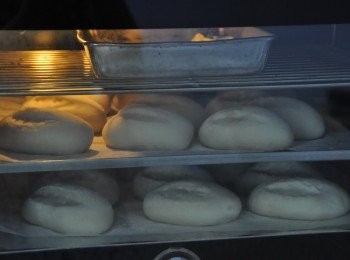 step3: 可全部打至光滑有筋性，不可過26度。
一發30分鐘
鬆弛15分鐘，分割50-60g一個
後發45分鐘，28度
用220度入爐15分鐘，頭5分鐘要有蒸汽。