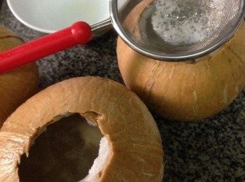 step2: 將椰皇破開取出椰肉及椰水加入椰漿、洋薏米、冰糖、椰肉、鮮百合，以小火煮至薏米爆花
