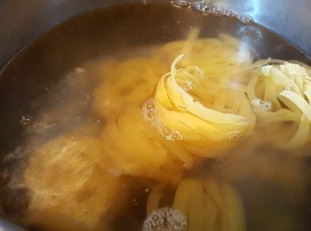 step1: 燒熱一鍋水，加入橄欖油和1茶匙鹽，將煮扁意粉約6分鐘，煮好後不要盛起，讓扁意粉保持濕潤。菠菜稍烚備用。