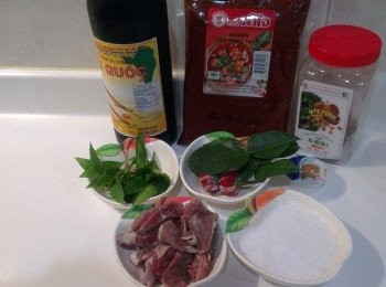 step1: 主要<span class="group_1">食材</span>:將辣椒切絲備用，九層塔洗淨瀝乾