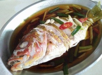 step3: 如蒸熟透後，再把辣椒和青蔥鋪在魚身上，即可上桌享用老饕最愛的黃雞母魚【澎湖野生水產】。