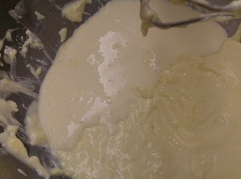 step8: 魚膠cream過篩一次後,倒入榴槤芝士cream 攪混。