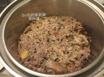 step7: 將6移至電鍋內鍋，並加入2/3米杯的水與<span class="group_1">食材</span>拌勻，電鍋外鍋1.5米杯水，按下電鍋至跳起，加入枸杞拌勻，再燜15分鐘即可