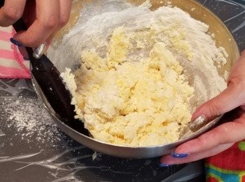 step3: 再用篩篩入麵粉及泡打粉, 用切拌方式伴好粉團. 
將拌好的粉團，用保鮮紙包好放入雪櫃雪30分鐘. 
粉團雪硬後，轆成 8mm 薄