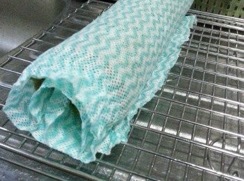 step8: 取出放涼至仲微暖時用毛巾卷起10至15分鐘。目的是令蛋糕伸延，容易捲圓。