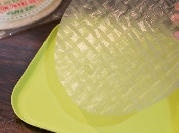 step4: 預備一塊乾淨而且不會掉毛的布，以飲用水沾濕後扭出多餘水份，鋪於工作面上待用。以溫暖的飲用水浸泡整張越南米紙約 5 – 7 秒，至米紙成可微微彎曲的狀態。