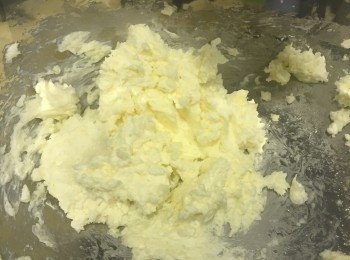 step1: 馬斯卡彭起司就是平常用來做提拉米蘇的起司
不過因為味道清淡，帶有淡淡乳酪香氣
其實也很常運用在各式甜點中喔
 
先將馬斯卡彭放在室溫約20分鐘軟化
並與砂糖一同攪打至鬆散狀