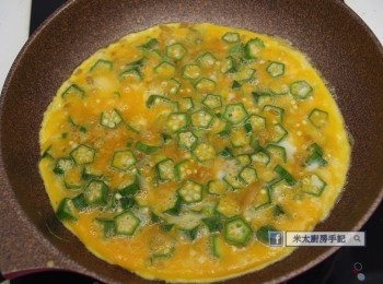 step2: 把所有材料混合，下已經放油燒熱的平底鍋，煎1分鐘。