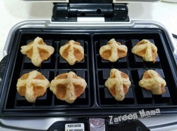 step4: 拿出粉團，切成 20等分。
放入窩夫機，烤3分鐘至啡黃色。