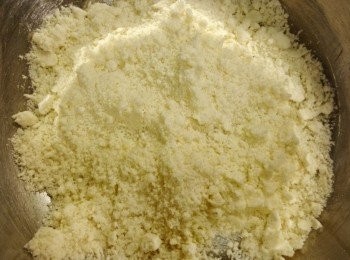 step5: 牛油粒與麵粉20g糖用手混合成牛油粉粒狀。主要的技巧是，讓牛油顆粒被粉包圍住才搓，再把粉埋往牛油粒再搓。如是者直至沒有明顯未被處理的牛油粒。這就是我們用到的crumble了！