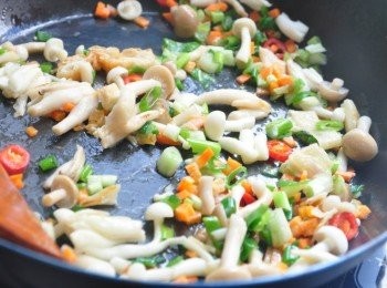 step2: 將備料下鍋爆香拌炒