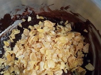 step2: 待巧克力溶化後加入鮮奶油及玉米脆片拌勻