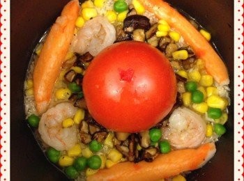 step1: 把米洗後放入電飯煲內，加清水。*注意*由於原個煮熟的蕃茄裡面會有好多汁，所以煮飯的水要比平時少一點，大約跟平常煮飯嘅水位然後再減6-8茶匙的水。 然後加入1茶匙鹽、1/2茶匙黑胡椒、2茶匙油。 把鮮蝦、北海道蟹棒、香菇和雜豆平均放置於米上。
香菇可以先爆香以提升鮮味。
最後將整個蕃茄置於在鍋中間。（蕃茄須去蒂）