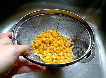 step3: 椰菜切絲 , 粟米粒亦用水沖洗乾淨及瀝乾