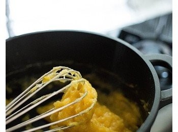 step1: 將(奶皇餡材料)放在煲內攪匀、加入牛油，
一切準備好後開上《中火》，一面煮一面不停攪拌、材料在加熱下會漸變成糊狀，
「看上糊狀便可離火放涼」