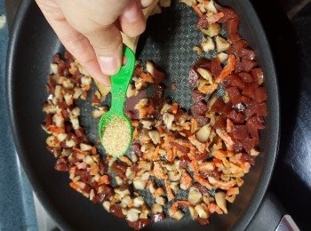 step7: 再加入蝦米及冬菇,落1茶匙砂糖炒勻