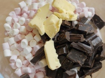 step1: 將巧克力切小塊，與棉花糖，牛油及牛奶放入大玻璃碗內 （如用大棉花糖，先將棉花糖切小塊）