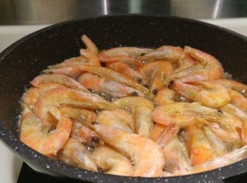 step2: 將蝦腳和尖頂剪去,索乾水份撲上生粉,用油炸到香脆備用。