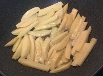 step2: 不沾鍋放2大匙油，中大火將薯條鋪平煎上色，不需要ㄧ直翻動，先讓ㄧ面定型，油多一點較好煎，等一下都煎好後再把油瀝掉。