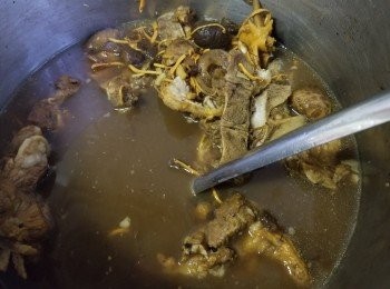 step8: 做法：

用薑片，黃酒將豬骨，螺頭出水去腥，用 3 至 4湯碗水將所有材料放入，大火滾起轉中細火，滾 2'1/2 小時加入調味料，燜火焗 45 分鐘，飲用前大火滾起，完成 。