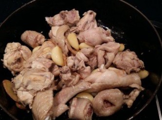 step3: 當薑片煸出香氣有點捲曲狀時,加入雞肉塊下鍋拌炒至兩面焦香狀。