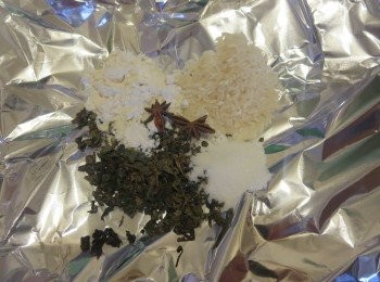 step2: 燻製; 準備一個大鑊，舖上兩層錫紙(要夠舖整個鑊面)，; 順序放入砂糖、茶葉、麵粉、八角、白米，略用手拌勻。