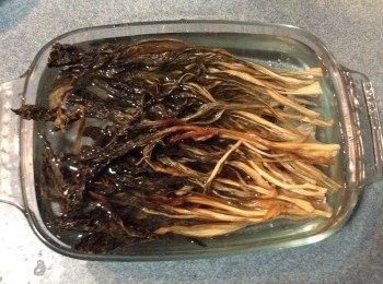 step2: 菜乾去頭, 浸1小時; 分為2段