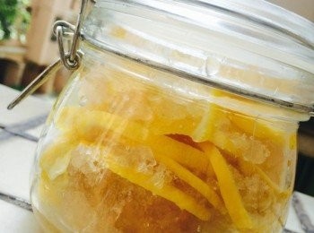 step3: 將切好的檸檬片平鋪玻璃密封罐裡，一層檸檬一層冰糖，隨後放入冰櫃冷凍一夜即可。