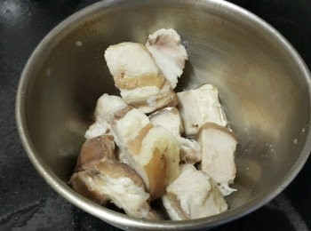 step4: 已煲過湯腩肉，切件備用