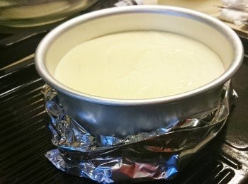 step8: 因用蒸焗方式，所以蛋糕模需以錫紙包住底部，再注熱水於焗盤上，用160度焗50分鐘