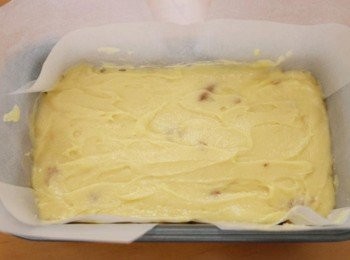 step5: 緩緩倒入容器中!!! 使用的是17cm磅蛋糕容器:) 放進預熱180度烤箱烤約20分鐘後降至170度烤約15分鐘~~ 取出以牙籤插入中央無沾黏即完成囉^^b