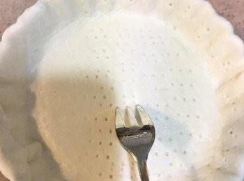 step6: 鋪上酥皮後用叉平均拮些小孔