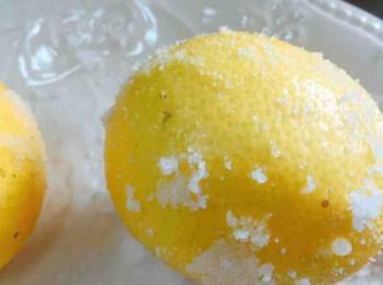 step1: 檸檬兩個，用鹽搓洗乾淨。