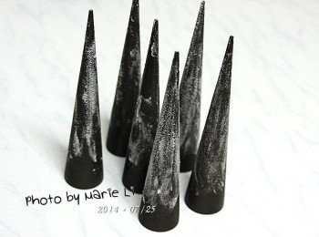 step6: 螺管先均勻的抹上一層油
再灑上一層薄粉以利最後麵包順利脫模