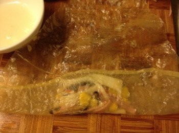 step5: 把餡料放在腐皮上，先把底部包上，再左右摺起，然後慢慢卷起，尾部可加少許生粉水黏起