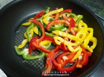 step3: 因為家裡沒有焗爐，所以就直接炒，炒至軟身。待彩椒放涼，加入1茶匙青檸汁、1茶匙白酒和少量鹽攪拌一下，如果家裡有紅酒醋就可以代表白酒與青檸汁，也可加入新鮮香草。