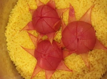 step2: 外鍋兩杯水，蒸好後燜10分鐘，
蕃茄去皮與米攪拌均勻。