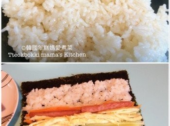 step2: 飯煮熟後放入大碗內，趁熱下麻油和鹽調味拌勻試味(飯的鹹味可因應個人口味調較鹽的份量)。
年糕媽媽學我奶奶包韓國飯卷時都很少用壽司蓆，多數只用紫菜卷實所有準備好的材料就可以啦。如果沒有信心的話，將紫菜片放上壽司蓆上，把撈了麻油的飯平均地鋪在紫菜上，紫菜頂端留一點空間不要全鋪滿。(做韓國飯卷時飯要鋪薄些，不要鋪太厚~)在飯中間放上各種材料後捲實即可。