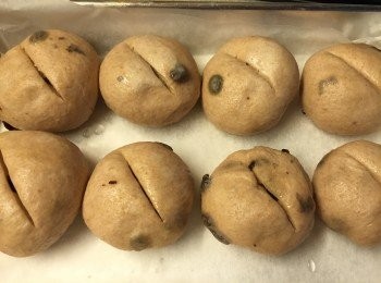 step5: 早上拿出回溫1小時, 用刀塗點油, 在麵團上介一下, 預熱焗爐180度