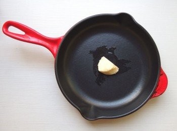 step4: 準備平底鍋，放入奶油/橄欖油,先行熱鍋。