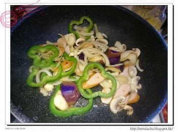 step3: 燒熱鍋, 加少許橄欖油, 加入茄子、洋蔥及青椒一同炒3-4分鐘, 再加入白磨菇及腸仔再炒2分鐘, , 加少許鹽及黑胡椒調味, 拿起備用。