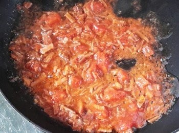 step3: 下蕃茄粒及蕃茄醬拌勻，下鹽調味