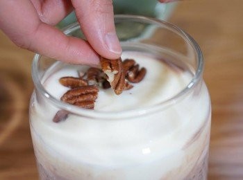 step4: 早上起來加入香蕉、藍莓、核桃和葵花籽，即成。