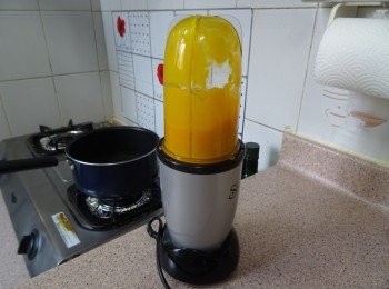 step1: 芒果起肉用攪拌器打成汁，放入雪櫃備用 (可留些切粒用)