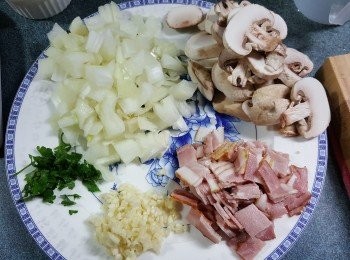 step3: 預備好所有材料:
煙肉5片(切粒)
洋蔥半個(切粒)
磨菇4粒(切片)
洋蕃茜少許(切碎)
蒜頭5粒(切碎)